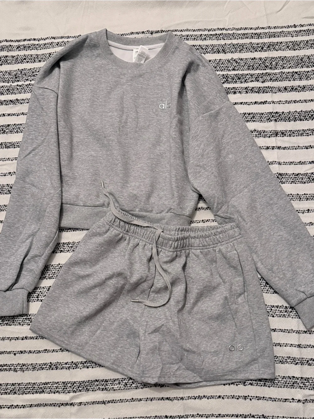 ALO Yoga Women’s Light Heather Gray Lounge Shorts Set
